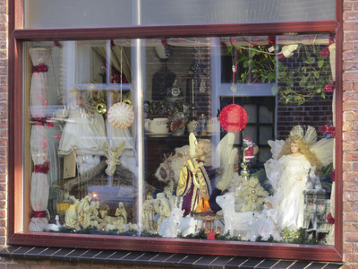 907864 Afbeelding van de uitbundige kerstversiering ('al jaren dé kerstversiering van de buurt'), in de vensterbank van ...